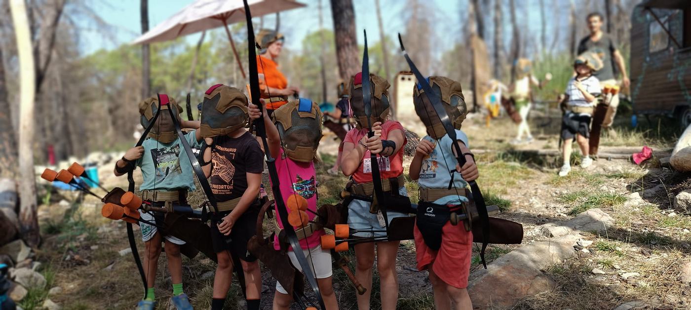 Enfants équipés d'arcs et de heaumes
